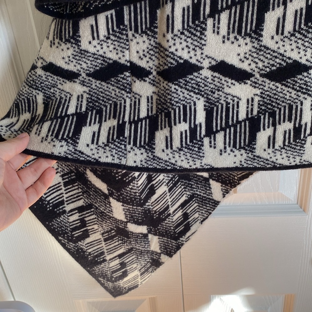 Neiman Marcus Abstract Cashmere Cardigan - Picture 7 of 7
